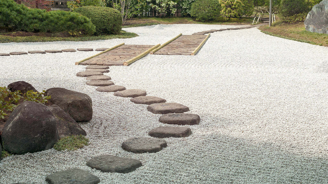 Pont úgy néz ki a zen kert a valóságban, mint ahogy elképzeljük: világos színű kavicsok, sziklák és gereblyével belerajzolt vonalak. 