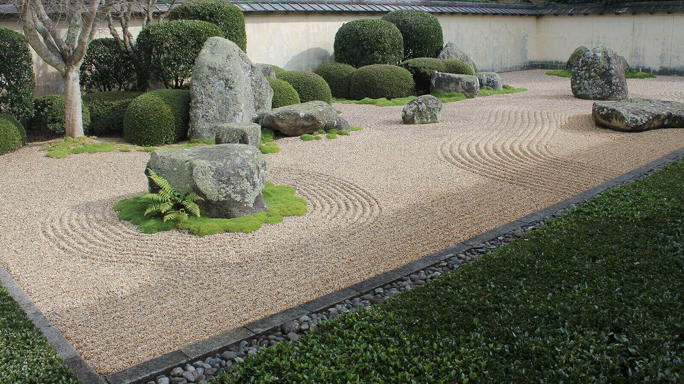 Pont úgy néz ki a zen kert a valóságban, mint ahogy elképzeljük: világos színű kavicsok, sziklák és gereblyével belerajzolt vonalak. 