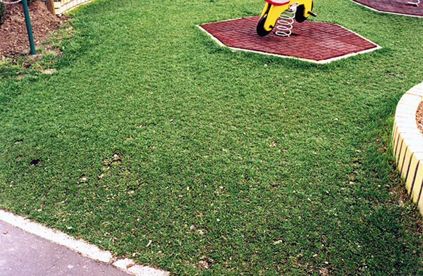 Játszóterek esetében is stabil, biztonságos zöldfelület hozható létre a gyeprács segítségével. 