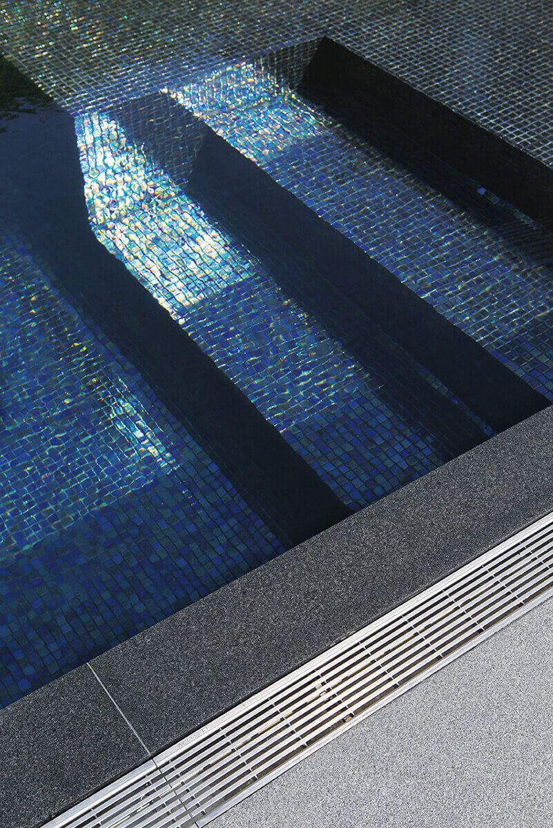 A legjobb, ha a medence körüli vízelvezető rendszert rozsdamentes acél rácsokkal látjuk el. A rozsdamentes acél erősen ellenáll a klórozott víznek, ami mind a beltéri, mind a kültéri medencében előfordul.